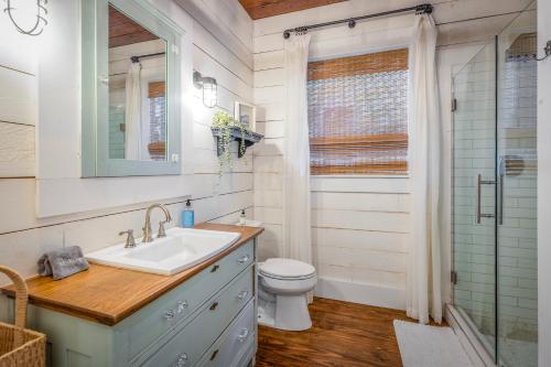 Vannituba majutusasutuses Summerwind - Heated Pool, 3 Baths, 3 Blocks to Beach