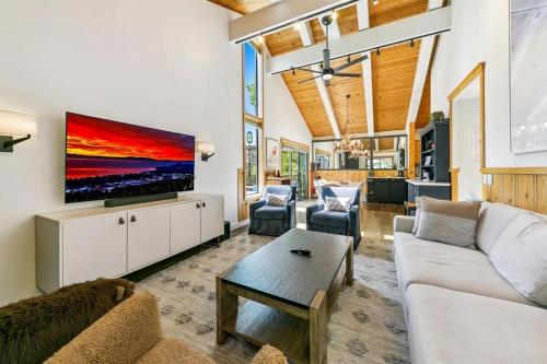 TV a/nebo společenská místnost v ubytování Stylish 4-Bedroom Lakeside Home with Decks
