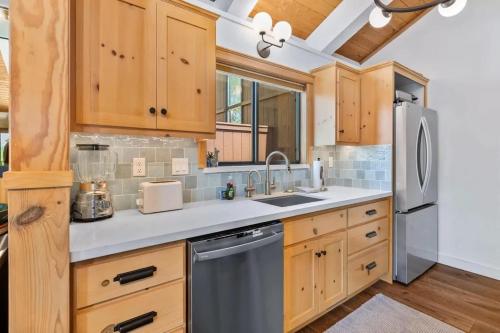 Kuchyň nebo kuchyňský kout v ubytování Stylish 4-Bedroom Lakeside Home with Decks