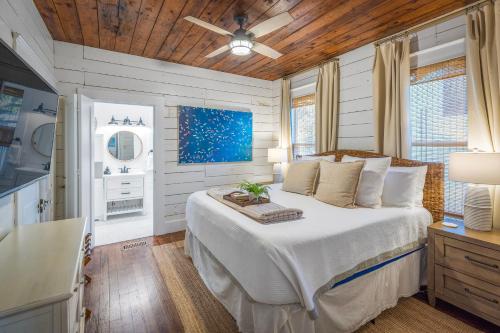 Voodi või voodid majutusasutuse Summerwind - Heated Pool, 3 Baths, 3 Blocks to Beach toas