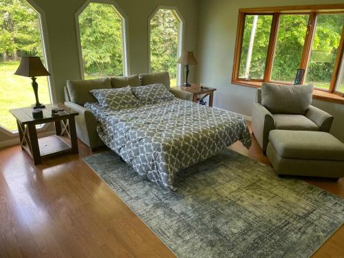 Postel nebo postele na pokoji v ubytování Private 5-Acre Retreat In-Ground Pool Hot Tub