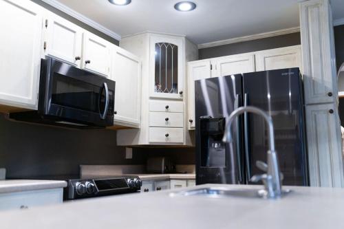 Kuchyň nebo kuchyňský kout v ubytování Private 5-Acre Retreat In-Ground Pool Hot Tub