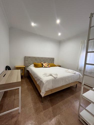 Postel nebo postele na pokoji v ubytování Terraza 120 m2 y paellero - Metro & Aeropuerto