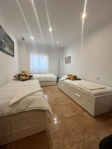 Postel nebo postele na pokoji v ubytování Terraza 120 m2 y paellero - Metro & Aeropuerto
