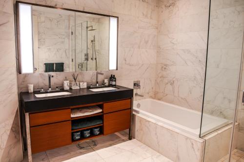 Koupelna v ubytování Luxurious stunning high-floor corner 2-bedroom home