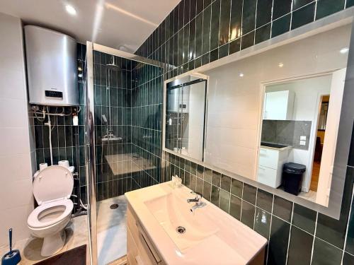 Afbeelding uit fotogalerij van Appartement cosy fond de cour in Clichy