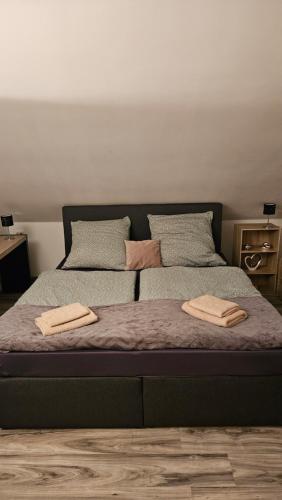 Ένα ή περισσότερα κρεβάτια σε δωμάτιο στο FeWo Wilhelmshaven Langewerth