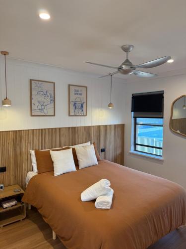 ein Schlafzimmer mit einem großen Bett mit zwei Handtüchern darauf in der Unterkunft Waters Edge - Dunbar Court - Central Location in South West Rocks