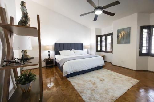 Ένα ή περισσότερα κρεβάτια σε δωμάτιο στο Spacious & Comfortable Home Exclusive Neighborhood