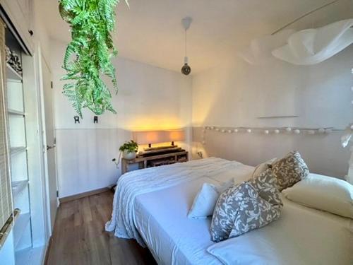 Un dormitorio con una cama y un sofá. en Bungalow Paraiso, en Callao Salvaje