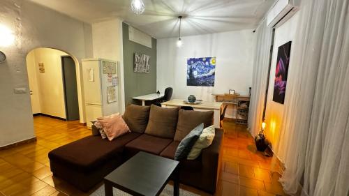 a living room with a couch and a table at Apartamento felicitat in Figueres