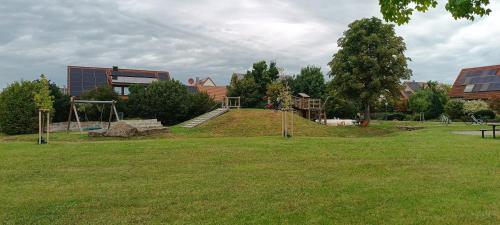 un parque con zona de juegos en una colina en un campo en Domus Limes, RuheOase am Schloss, en Ellingen