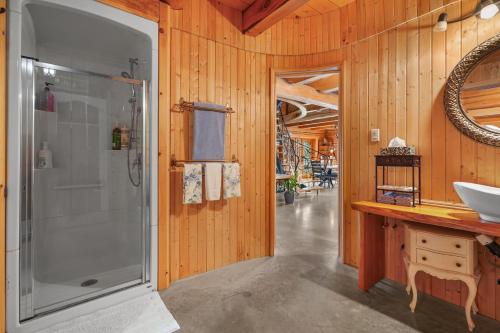 a bathroom with a shower and a sink at Hébergement "La Maison en Bois Rond" in Sainte-Marie