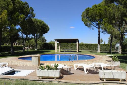una piscina con sillas y un cenador en Villa Paraiso, en Villacañas
