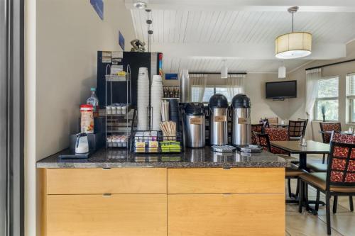 Příslušenství pro přípravu čaje a kávy v ubytování Best Western Winchester Hotel