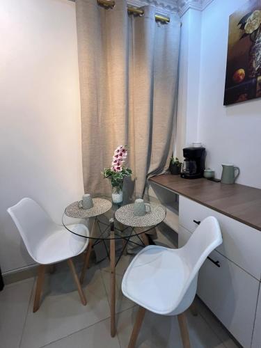 a small kitchen with two tables and two chairs at Habitación en la ciudad de Francisco de Orellana in Francisco de Orellana