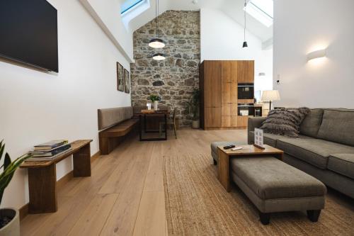 朗德斯通WITHIN THE VILLAGE的客厅里有一张沙发和一张桌子。