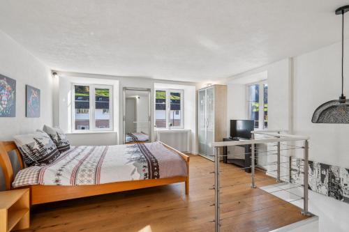 SchwändiにあるLodge of Sardonaのベッドと机と窓のある寝室