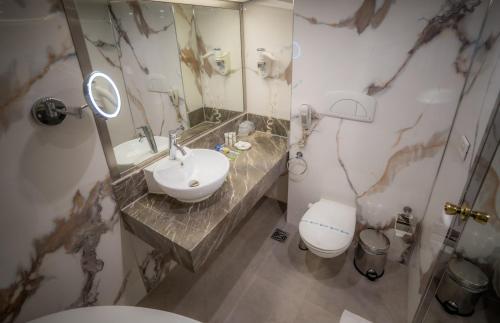 Koupelna v ubytování Alma Nile Cruise - 4 or 7 Nights From Luxor each Saturday and 3 or 7 Nights From Aswan each Wednesday