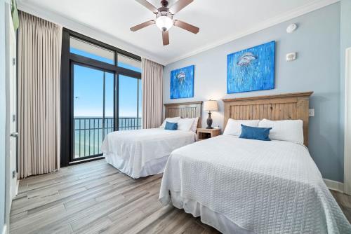 twee bedden in een slaapkamer met uitzicht op de oceaan bij The Oasis 2211 in Romar Beach