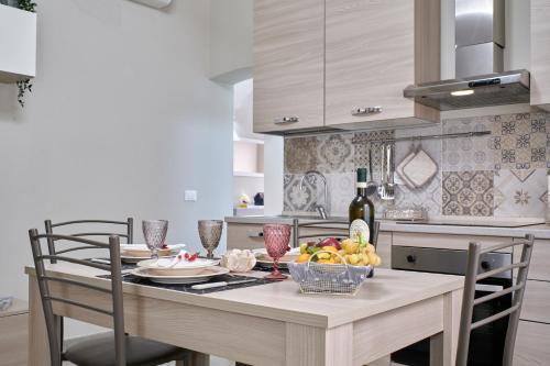 een keuken met een tafel en een fruitschaal bij Cristina Tuscany Holiday in Poggibonsi