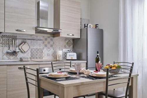 een keuken met een tafel met daarop een schaal fruit bij Cristina Tuscany Holiday in Poggibonsi