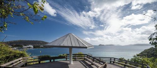 una passerella di legno con un ombrellone e l'acqua di Point Pleasant Resort a Frydendal