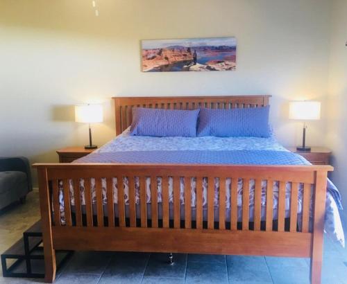 Voodi või voodid majutusasutuse AntelopeCanyonHouse w VIEW offering Deals for one couples pets okay toas