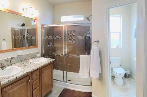 Vannituba majutusasutuses AntelopeCanyonHouse w VIEW offering Deals for one couples pets okay