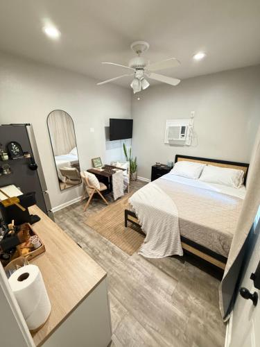 タラハシーにあるCozy Guest house near FSU Trails and the airportのベッドとリビングルームのある寝室