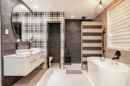 une salle de bains avec lavabo, baignoire et toilettes dans l'établissement Puerto Rico vacation dream house, à San Juan