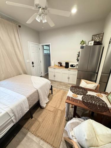 タラハシーにあるCozy Guest house near FSU Trails and the airportのベッドルーム1室(ベッド2台付)、キッチンが備わります。