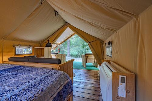 een slaapkamer in een tent met een bed bij Luxury Glamping Near Gatlinburg and Asheville in Newport