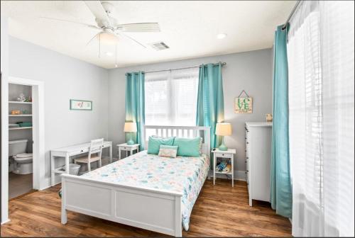 Postel nebo postele na pokoji v ubytování Cozy 3BD Galveston Beach Getaway