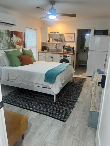 a bedroom with a bed and a kitchen at Studio Near Beach in Largo