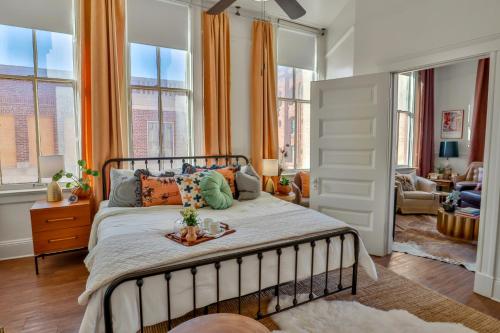 een slaapkamer met een groot bed en ramen bij Historic Courthouse View- Chic Suite on Riverwalk in San Antonio