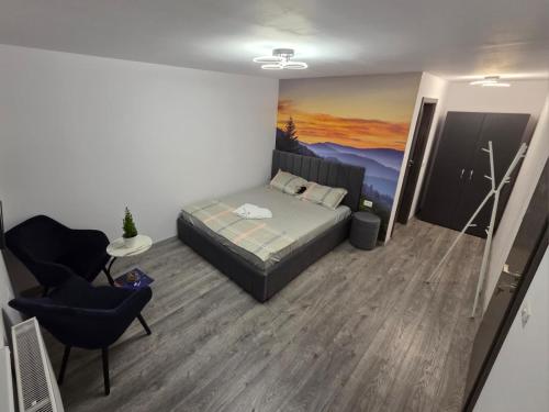 Un dormitorio con una cama y un cuadro en la pared. en Panoramic View Bran, en Bran