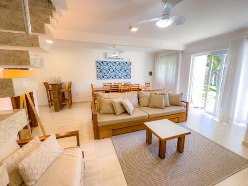 een woonkamer met een bank en een tafel bij Mont Ararat Alto da Pitinga - Rede Tonziro in Porto Seguro