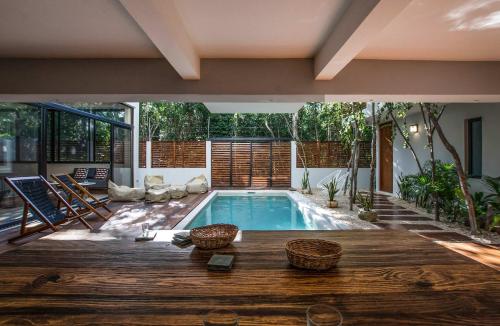 una piscina en medio de una casa en Casa Kookay Luxury Villa in Tulum, en Tulum
