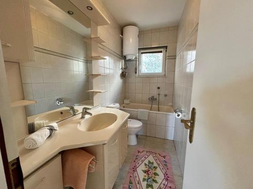 Azure Apartments By The Sea Near City Omiš