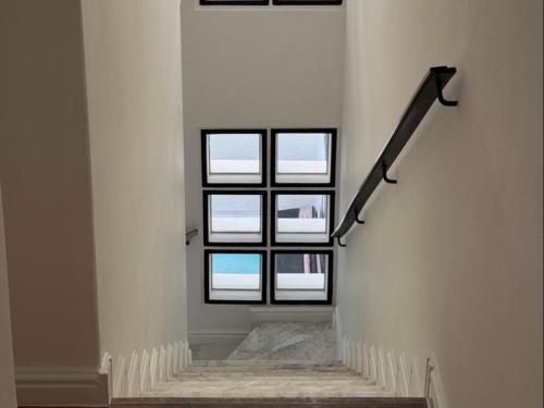 Bazén v ubytování Urban Oasis Penthouse-Jacuzzi! nebo v jeho okolí