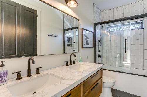 Ένα μπάνιο στο 3 Mi to Holiday Valley Mtn-View Home with Hot Tub