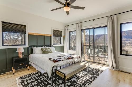 Ένα ή περισσότερα κρεβάτια σε δωμάτιο στο 3 Mi to Holiday Valley Mtn-View Home with Hot Tub