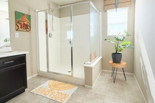 Koupelna v ubytování Cozy Quiet Room, Easy FWY60 Access, Near UCR & ONT Airport