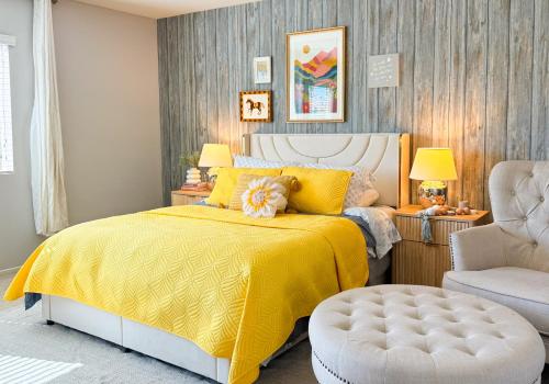 Postel nebo postele na pokoji v ubytování Cozy Quiet Room, Easy FWY60 Access, Near UCR & ONT Airport