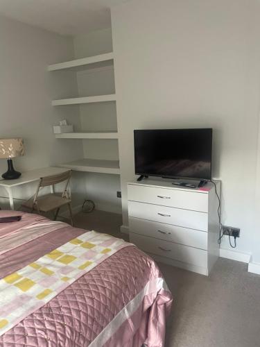 Μια τηλεόραση ή/και κέντρο ψυχαγωγίας στο COSY Rooms