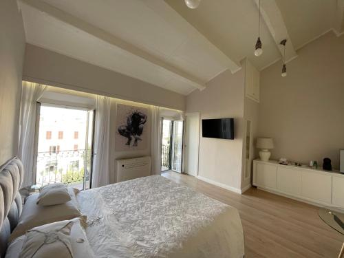 Un dormitorio grande con una cama grande y una ventana. en Off House Borgo Suite, Nettuno, en Nettuno