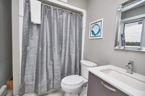 un baño con inodoro y lavabo en Clifton Hill Hideaway 2b -two Bedroom Condo, en Niagara Falls