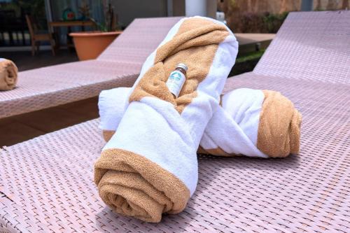 a towel sitting on top of a bed at Blue Horizon - La Villa Sora - Pool - Sea view in Punaauia