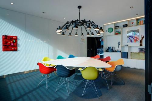 Χώρος καθιστικού στο citizenM Paris La Défense